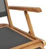 A close-up view of the armrest and seat of a wooden deck chair. Voir les images du produit
