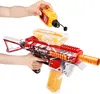 A person is loading gel pellets into a toy gun. Voir les images du produit