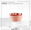 A pink Kérastase hair mask jar is displayed on clear acrylic blocks against a white background. Text overlays describe the product's benefits and target audience. Produktbild-Vorschau