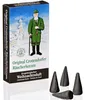 Das Bild zeigt eine Packung Räucherkerzen mit Weihnachtsduft und vier schwarzen Räucherkerzenkegeln davor die Verpackung ist mit einer Illustration eines Mannes in traditioneller Kleidung vor einer winterlichen Dorfkulisse verziert Produktbild-Vorschau
