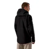 Mann trägt die wasserdichte Ridge-Seeker Jacke von Berghaus; Blick von hinten; schwarze Hardshelljacke. Produktbild-Vorschau