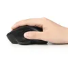 A hand holding a black wireless mouse. Voir les images du produit