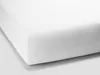 A close-up view of a white fitted sheet corner. Produktbild-Vorschau