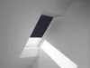 VELUX Verdunkelungsrollo uni dunkelblau manuell Rahmen weiß Produktbild-Vorschau 1