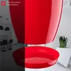 A red planter with a saucer, shown in a split image with a kitchen interior on the left and a modern interior with a plant in a white planter on the right. Anteprima dell’immagine prodotto