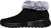 A side view of a black boot with a gray faux fur trim. Voir les images du produit