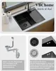 A collage of images showcasing a black kitchen sink and its accessories, with text descriptions. Anteprima dell’immagine prodotto