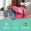 A young girl is playing with a Bluey-themed suitcase, with marketing icons and text below. Produktbild-Vorschau