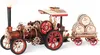 A 3D wooden model of a steam engine with a trailer carrying barrels. Voir les images du produit