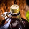 Close-up of the cap and handle of a glass bottle. Produktbild-Vorschau