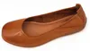 A single brown leather ballet flat shoe shown from a side-diagonal angle on a white background. Anteprima dell’immagine prodotto