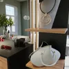 A display shelf with various accessories, including a necklace, a handbag, and sunglasses. Anteprima dell’immagine prodotto