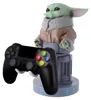 A figurine of Grogu from Star Wars holding a video game controller. Anteprima dell’immagine prodotto