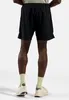 Schwarze Odlo Essentials 6 Inch Laufshorts 2.0 von hinten an einem Mann mit hellen Sportsocken und hellen Laufschuhen Produktbild-Vorschau