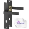 A black door handle set with a gold lock mechanism is shown against a white background, with a cleaning cloth featuring a logo in the lower right corner. Produktbild-Vorschau