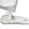 A white duvet is shown in two configurations: one partially unfolded and another rolled up. Produktbild-Vorschau