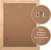 The back of a wooden picture frame with hanging hardware and text describing its features. Produktbild-Vorschau