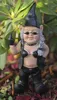 Zwerg Rockerin Stinkefinger 31,5cm Gartenfigur Dekofigur Produktbild-Vorschau 3