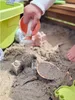 WOOPIE GREEN Sandspielset mit Schiebewagen, 13-teilig – Produktbild-Vorschau 23
