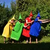 Brettspiel Kostüm nicht ärgern Spielfigur blau für Erwachsene in der Gruppe mit grünem, rotem und gelben Kostüm von Vorne Produktbild-Vorschau