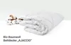 A folded white duvet is placed on a surface next to a few cotton bolls. Produktbild-Vorschau