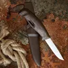 A knife and sheath are placed on a textured, rusty surface next to a coiled rope. Produktbild-Vorschau