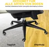 The image shows the base of an office chair with wheels, split between a carpeted floor and a wooden floor. Text overlays describe the product's suitability for different surfaces. Produktbild-Vorschau