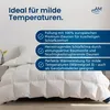 A white down comforter is shown on a bed, with text overlays describing its features. Produktbild-Vorschau