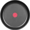The bottom view of a black frying pan with a red logo in the center. Anteprima dell’immagine prodotto