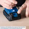 Hands are shown interacting with a blue and black power tool battery pack, which has an LED light illuminated. Voir les images du produit