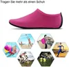 Einzelner pinker Wasserschuh über einer Collage aus sechseckigen Bildern, die Menschen bei verschiedenen Outdoor-Aktivitäten zeigen Produktbild-Vorschau