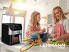 A mother and daughter are in a kitchen preparing food. An air fryer is in the foreground. Anteprima dell’immagine prodotto