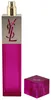 Pinkfarbener YSL-Flakon mit goldenem Sprühkopf und ikonischem YSL-Logo, daneben der abgenommene transparente Würfeldeckel in kräftigem Pink. Produktbild-Vorschau