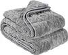 A stack of folded gray blankets with a textured pattern and a gray border. Anteprima dell’immagine prodotto