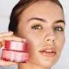 A woman holds a jar of Clarins Multi-Active Nuit cream. Náhľad obrázku produktu