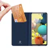 A hand is inserting a credit card into a blue flip cover case for a smartphone. Náhled obrázku produktu