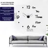A diagram showing how to assemble a large wall clock, with measurements and installation instructions, placed above a sofa. Produktbild-Vorschau