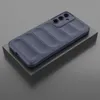 A dark blue phone case with a ribbed texture is displayed on a dark gray pedestal. Produktbild-Vorschau