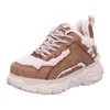 A single Buffalo Cld Chai Warm sneaker in beige and brown. Podgląd zdjęcia produktu
