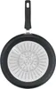 The underside of a black frying pan with a silver induction base. Voir les images du produit