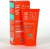 A product shot of an orange tube of SVR Sun Secure Blur SPF 50 sunscreen next to its matching box. Náhled obrázku produktu