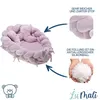 A pink baby nest with a braided edge and a small pillow, shown with close-ups of the fabric and filling material, and text describing its features. Náhled obrázku produktu