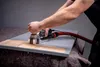 A person is using a power tool to sand a piece of wood. Anteprima dell’immagine prodotto