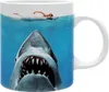 A mug with a graphic depicting a shark and a swimmer. Anteprima dell’immagine prodotto