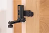 A black laser level bracket is mounted on a wooden post. Produktbild-Vorschau