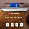 A digital kitchen scale is shown on a wooden surface, with text overlays highlighting its features. Produktbild-Vorschau