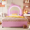 A child's bedroom with a pink bed and decorative elements. Produktbild-Vorschau