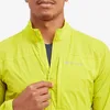 Mann trägt eine grüne Windjacke von Montane; zeigt den Reißverschluss und hat einen neutralen Gesichtsausdruck. Produktbild-Vorschau