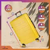 A yellow suitcase is shown at an angle on a sandy surface with shadows from leaves cast on it. Text overlays indicate dimensions and weight. Anteprima dell’immagine prodotto