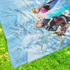 A blanket with Frozen characters and Sven the reindeer is laid out on grass. Anteprima dell’immagine prodotto